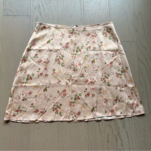 Reformation Benson Floral-Print Silk-Satin Mini Skirt in Vivian - Picture 2 of 9